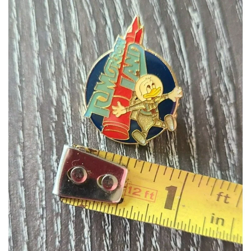 Vintage Disney Donald Duck Tomorrow Land 1986 Space Suit Small Lapel Pin - Picture 5 of 5